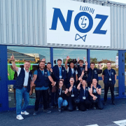 Le personnel du magasin souriant devant le magasin NOZ de Les herbiers juste avant son ouverture